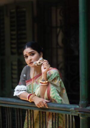 Charu o Lata (Premium)